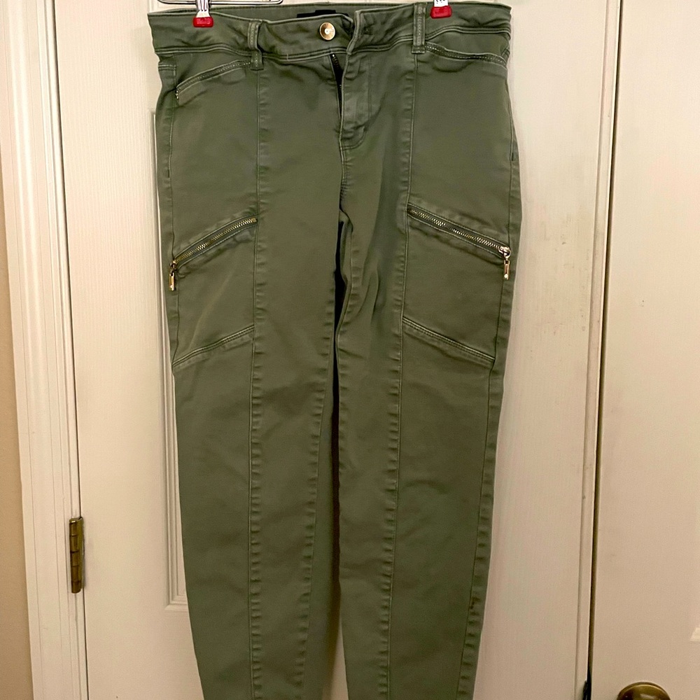 WHBM cute ankle pants with cute accents  size 6